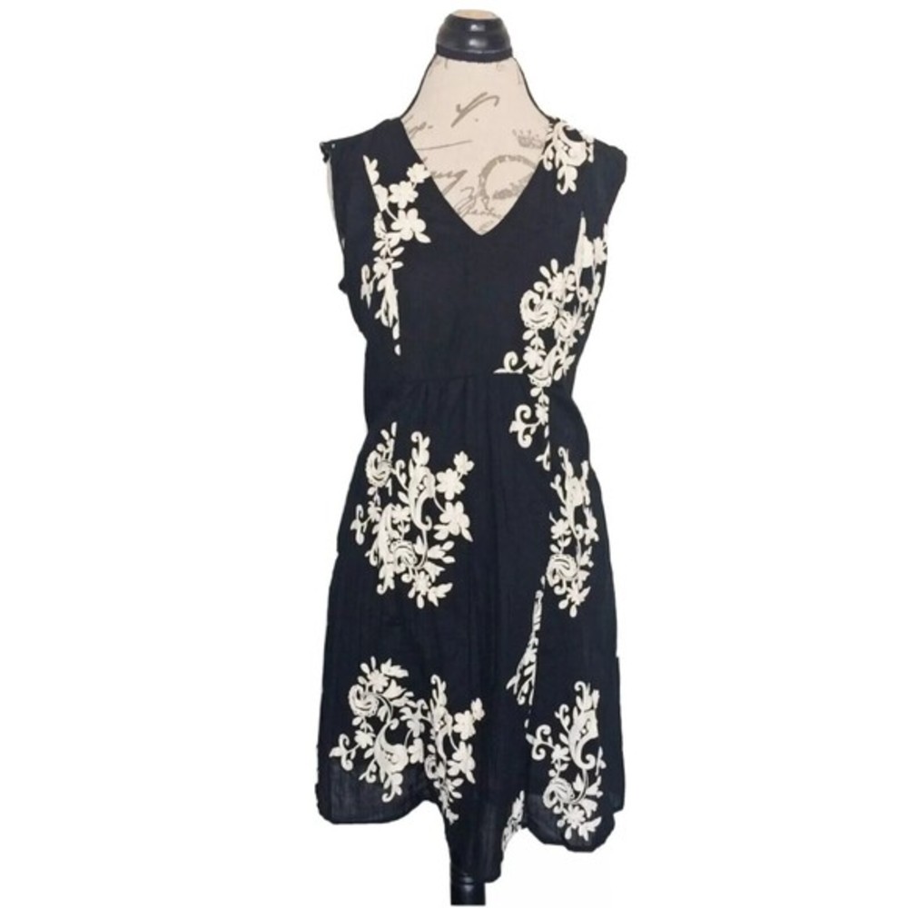 Westport Floral Dress Size Medium Black Beige  Embroidered Sleevesless Bohemian